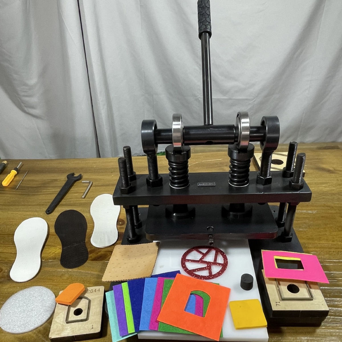 Manual Die-Cutting Machine for Leather, Small Paper, High-Pressure Cutting and Stamping Machine, Leather and Fabric Cutting and Die-Cutting Machine, Hydraulic