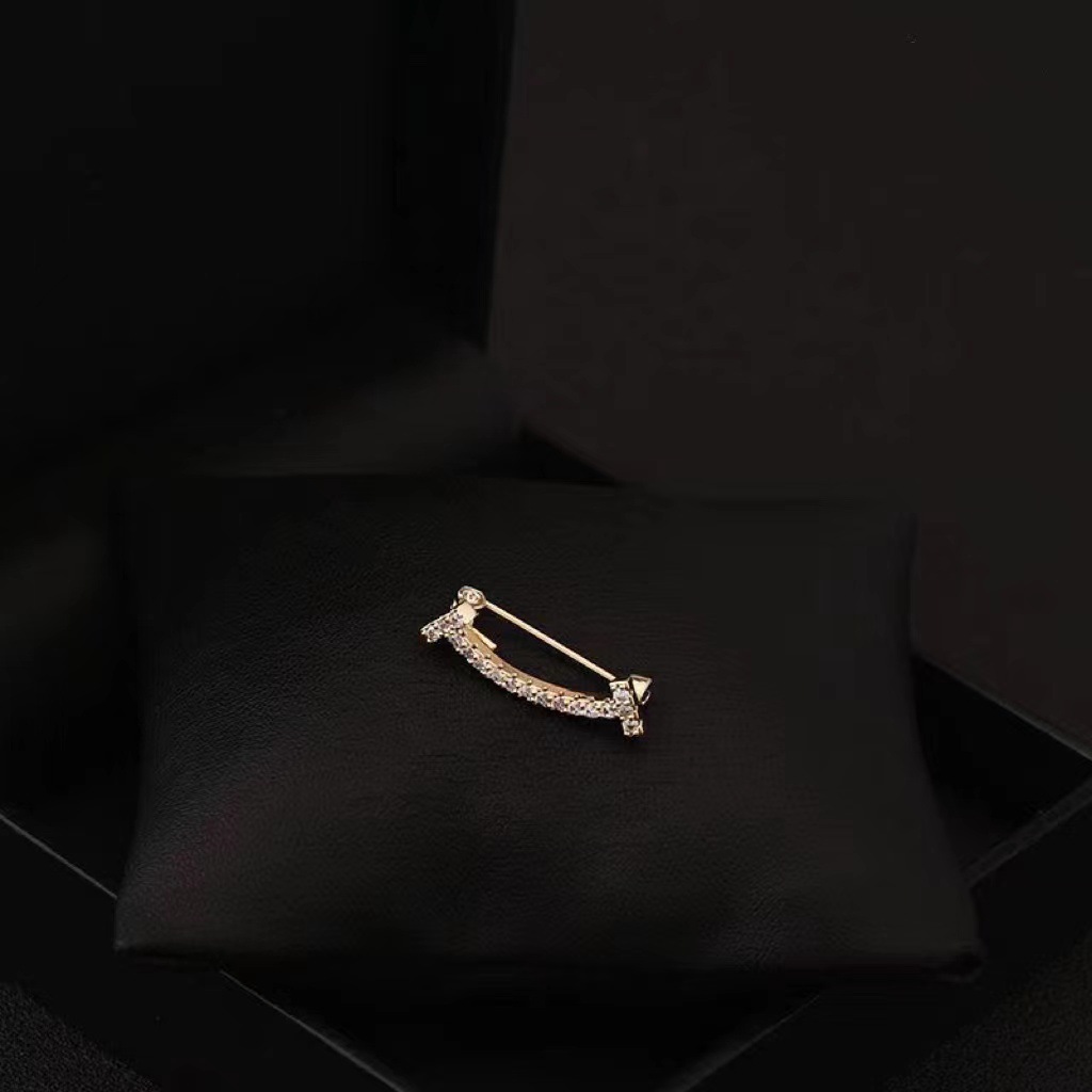 Cute Smiling Face Shirt Collar Mini Anti-Exposure Fixed Small Pin V-Neck Accessories Versatile Smile Brooch 272