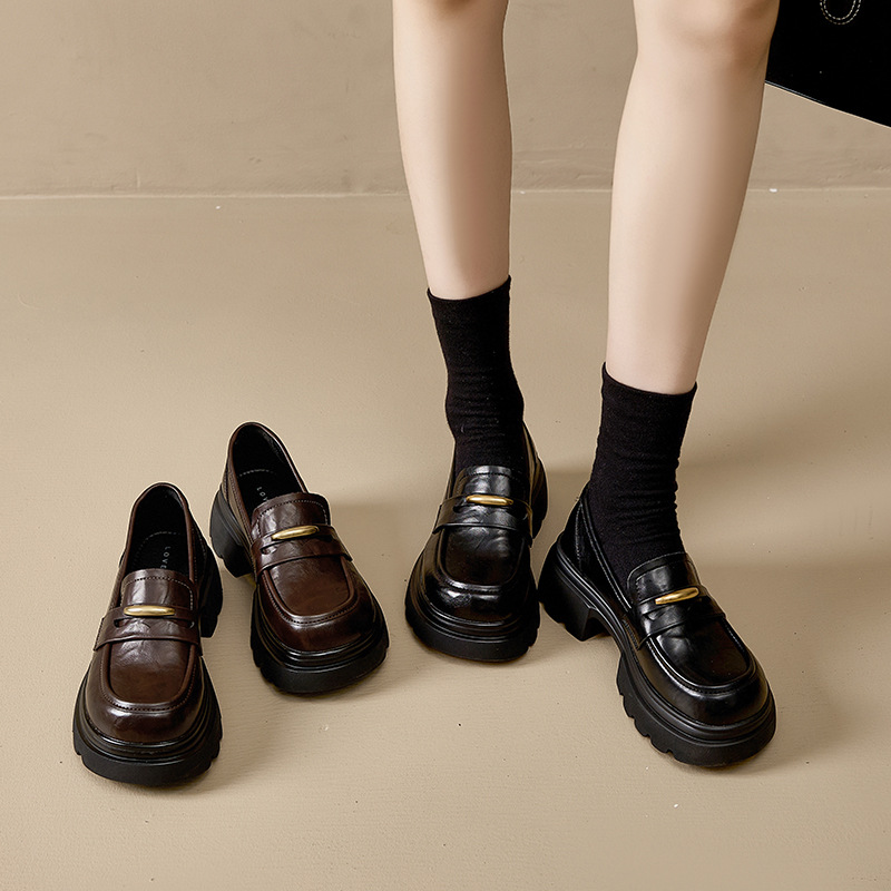 2025 Autumn/Winter British Retro Thick-Soled Height-Increasing Versatile Wide-Foot College Style Slip-On Loafers with Small Gold Bars