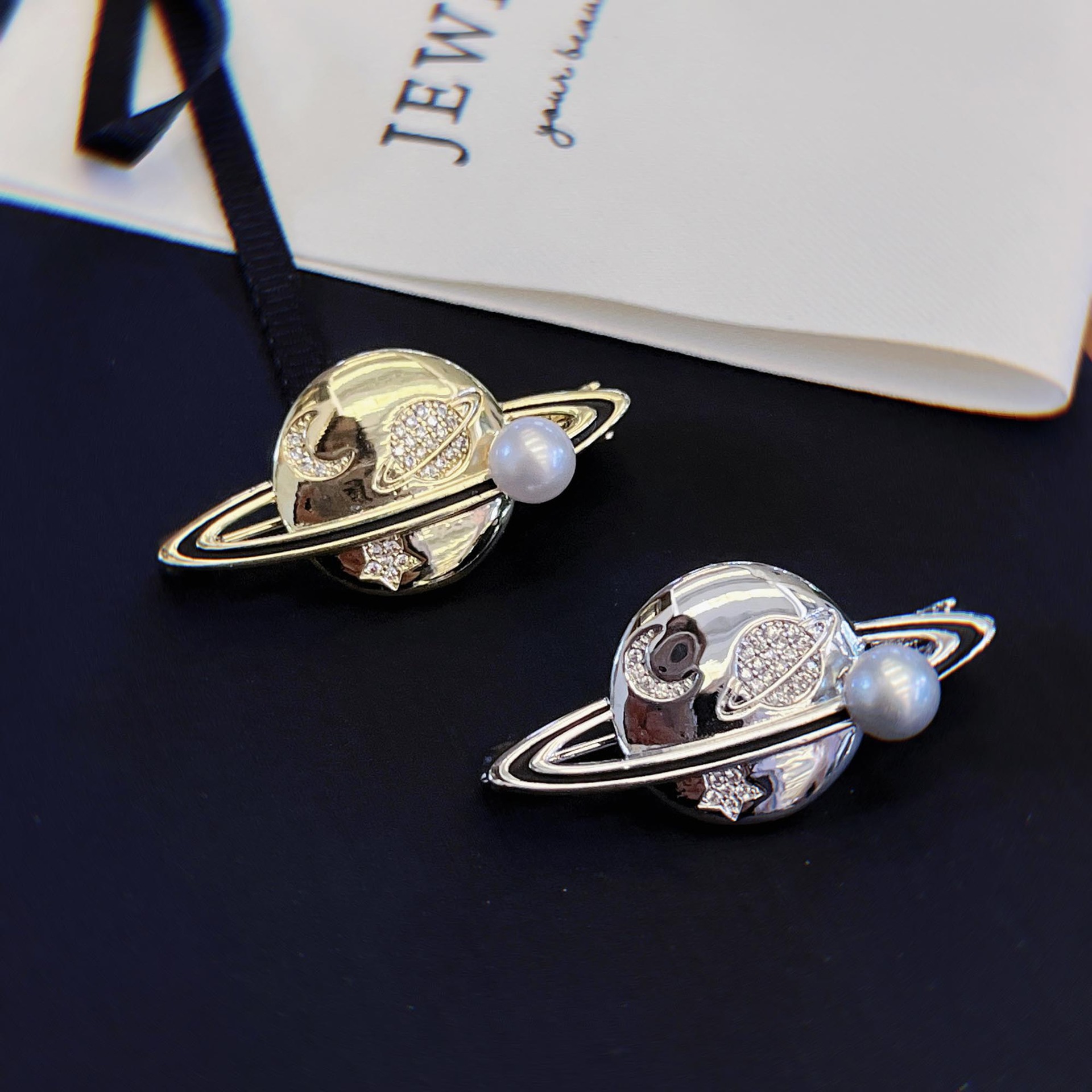 Shining Full Diamond Saturn Brooch Planet Element tian Ran Freshwater Pearl Corsage Elegant Pin Versatile Jewelry