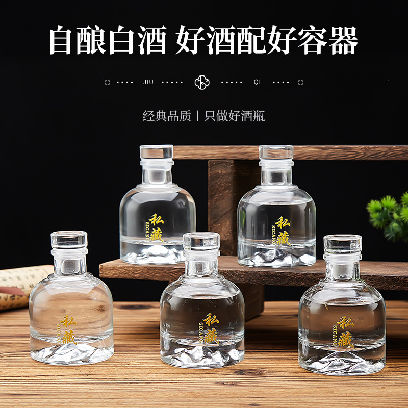 Прозрачная бутылка для белого вина, две маленькие круглые бутылки с упаковкой, пустая бутылка