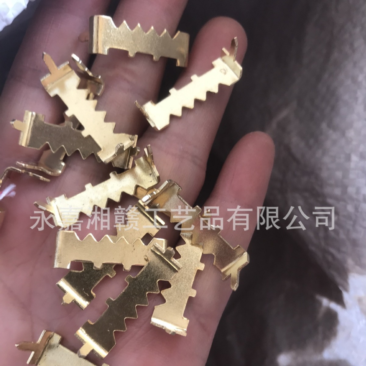 Small serrated hanging belt nail straight double-sided hook decorative painting seamless serrated hook photo frame