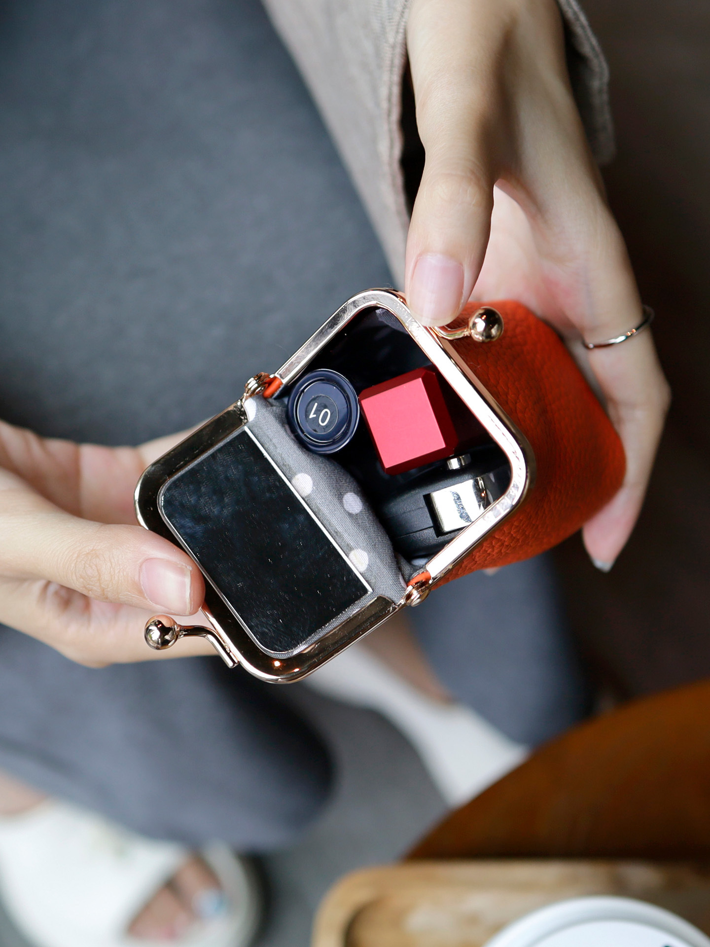 Cross-Border Spot Wholesale Genuine Leather Lipstick Bag with Makeup Mirror Portable First-Layer Cowhide Headphone Storage Bag Wholesale