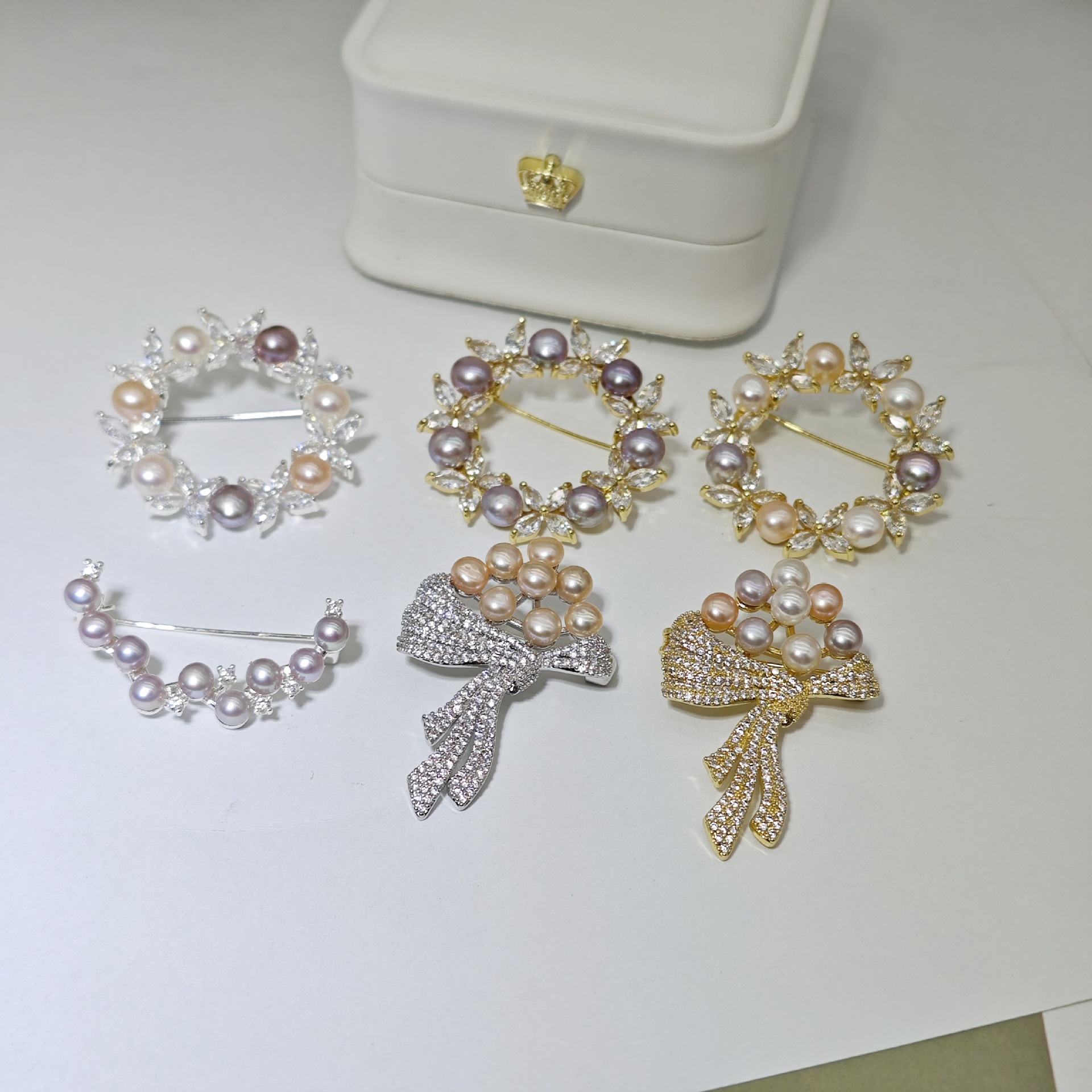 Natural Freshwater Pearl Flower Brooch Women's Retro Elegant Fritillaria Butterfly Corsage Commuter Fashion All-match Clothing and Decoration Batch