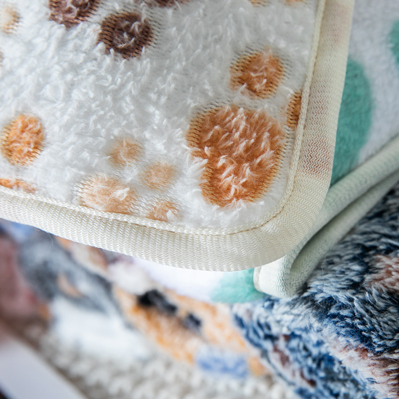Spot wholesale pet blanket Four Seasons blanket warm coral fleece paw print blanket cat and dog blanket a generation of hair