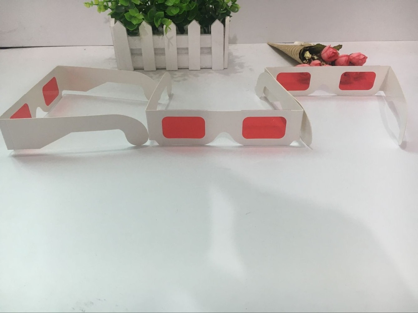 Decoding glasses red red decoding glasses 3D decoding glasses red red lens paper frame glasses