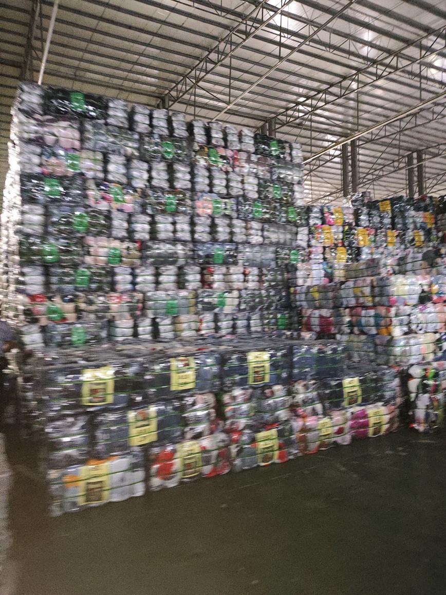 Second-Hand Clothes Exported to Southeast Asia and Vietnam, Special Trendy Jeans, T-Shirts and Tops Used Clothing