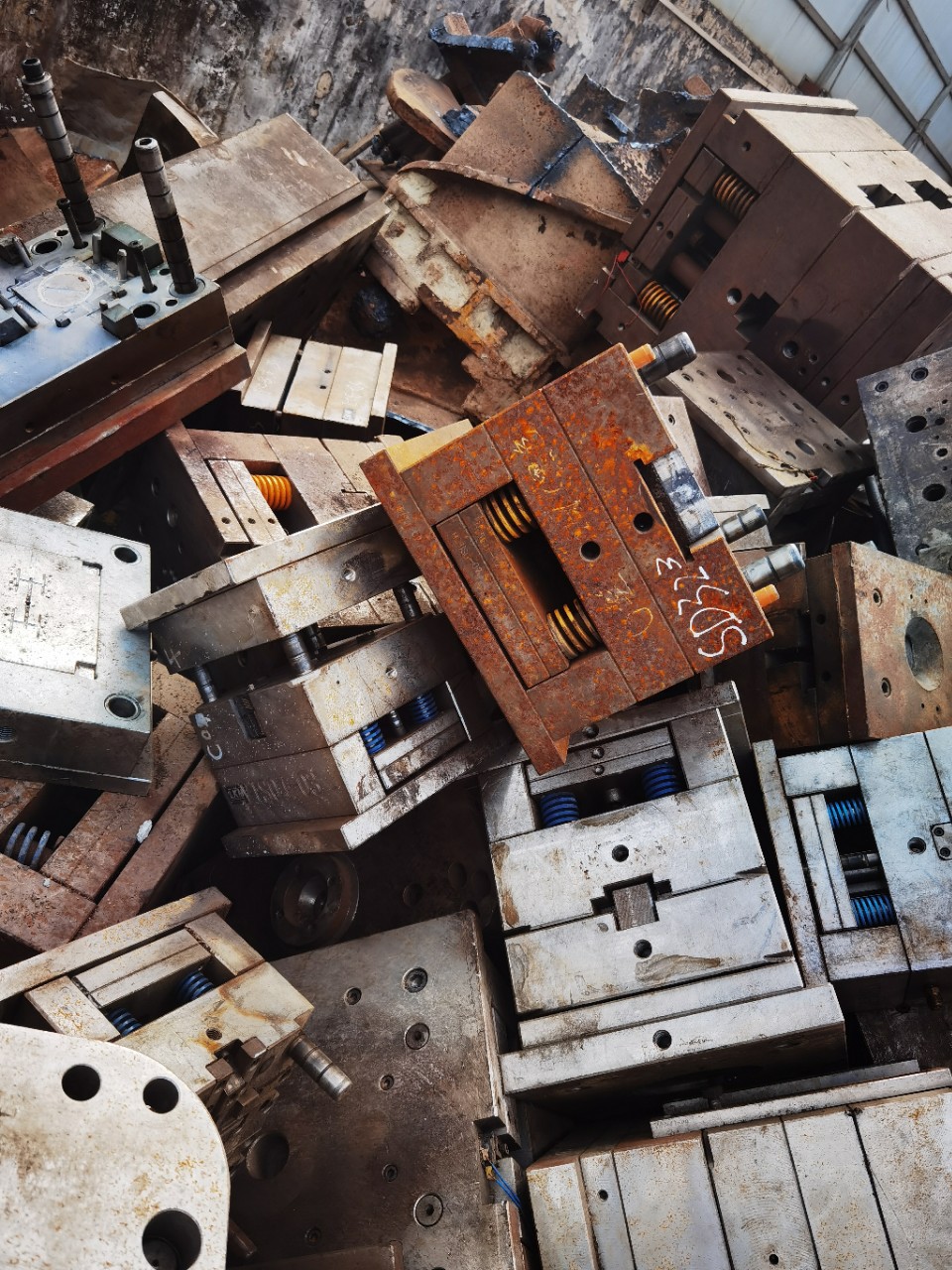 Переработка отходов форм, долгосрочная крупномасштабная переработка форм, Гуандун, специализация на переработке отходов меди, алюминия и форм