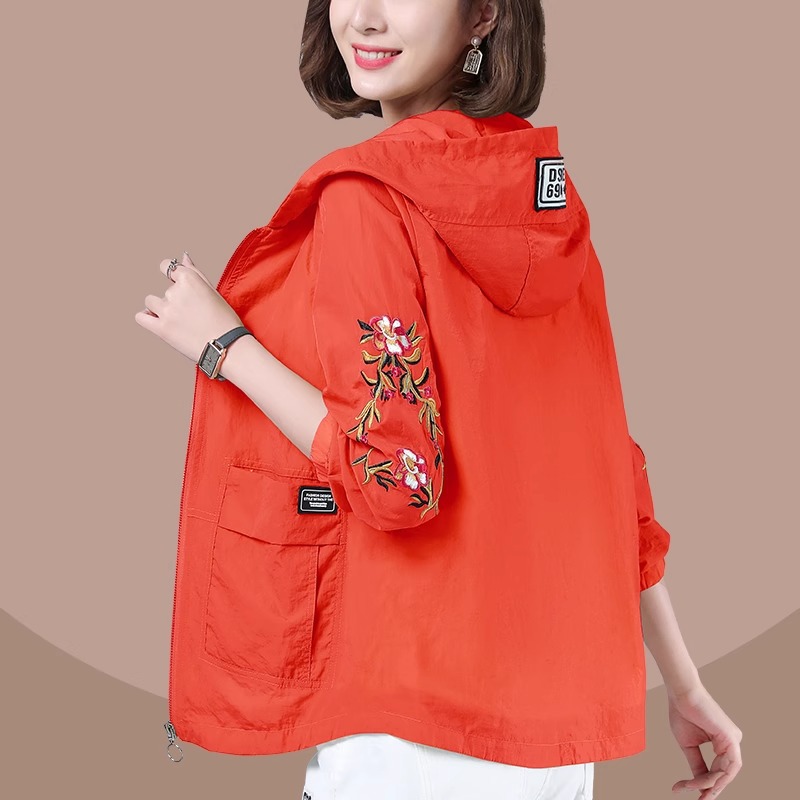 Солнцезащитная одежда Женская летняя вышитая легкая куртка свободного кроя большого размера Женская одежда повседневная с капюшоном для женщин среднего возраста