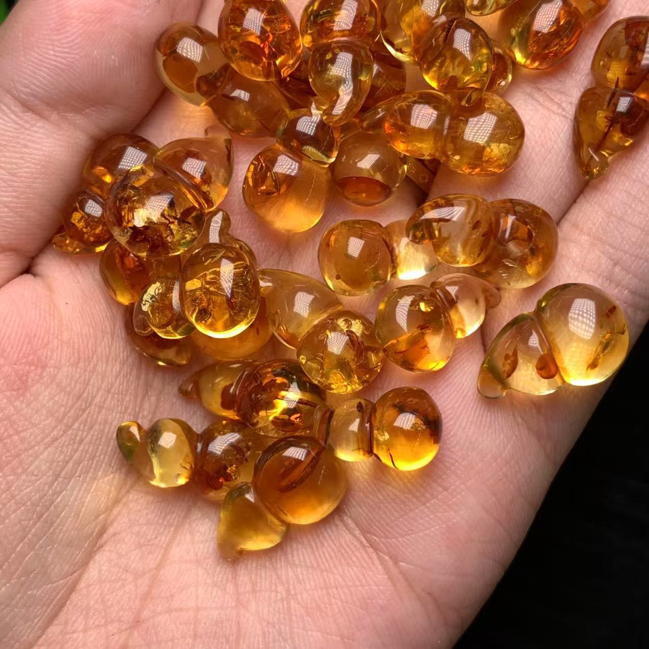 Natural amber flower pear gourd small accessories flowers three-dimensional artistic conception beautiful text play accessories can pond jewelry wholesale