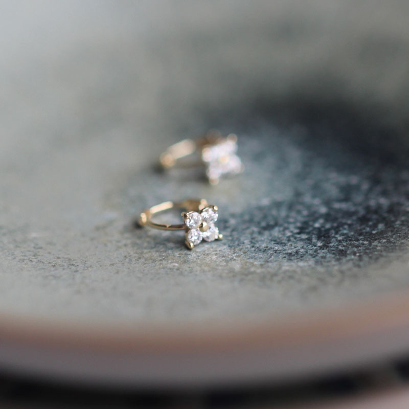 Mini Four-Leaf Flower Earrings Pure 9K Gold Zircon Elegant Simple Small Earrings Ear Cuff 621Ok