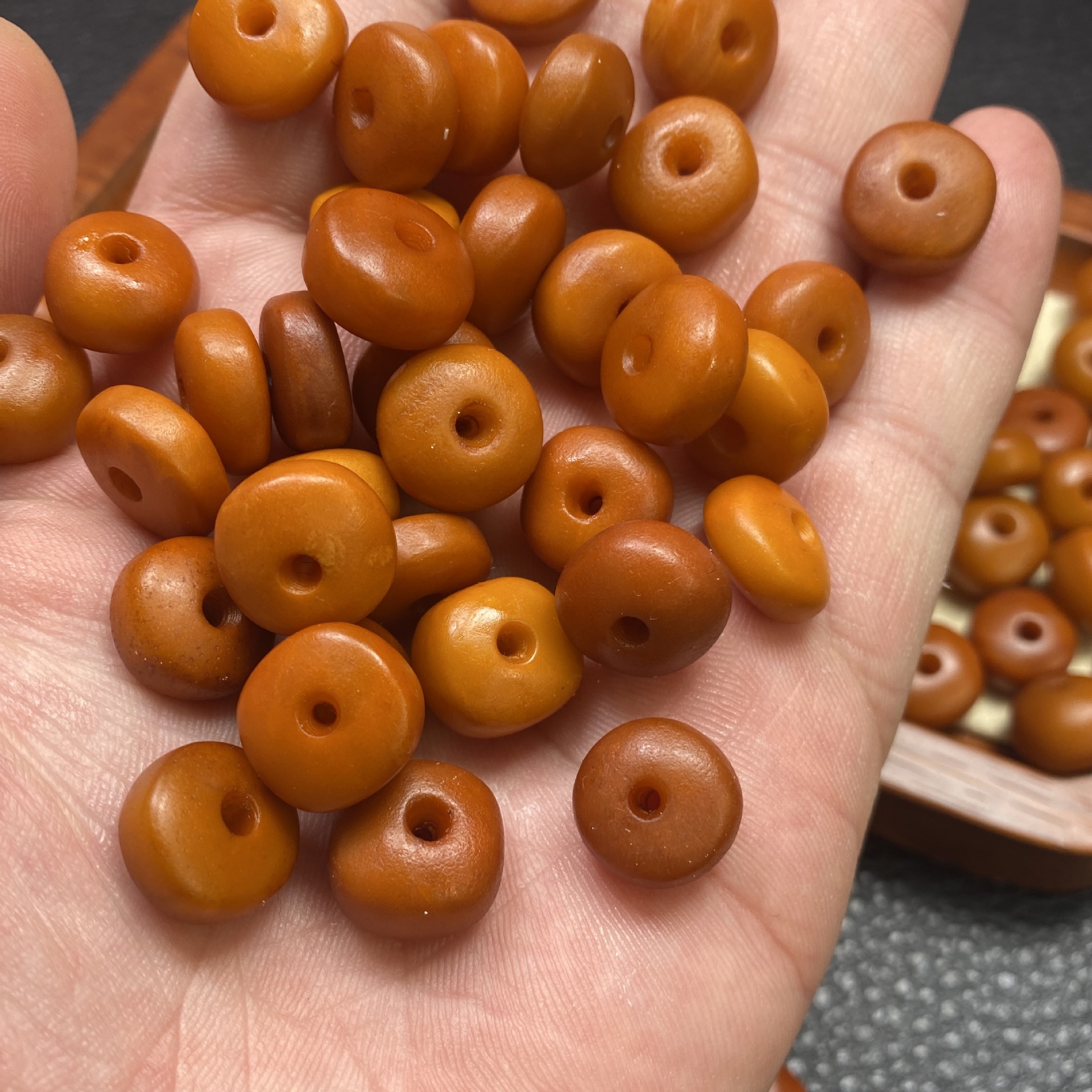 Factory wholesale raw ore beeswax button live broadcast DIY handmade all-match old wax cake old beeswax standard accessories