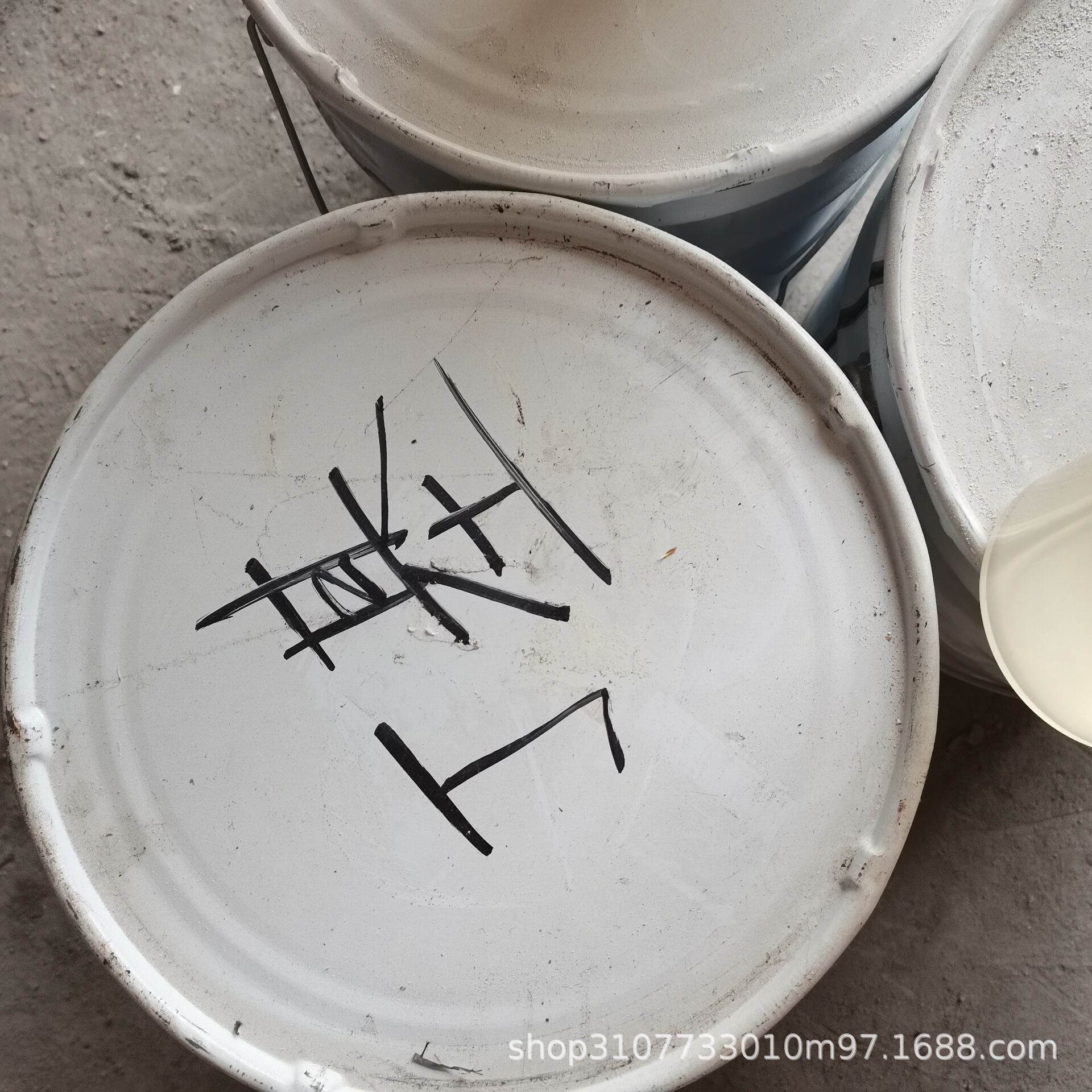 Жидкий бутиловый каучук с молекулярной массой 10 000, можно использовать как клей для обуви, водонепроницаемые строительные материалы и др.