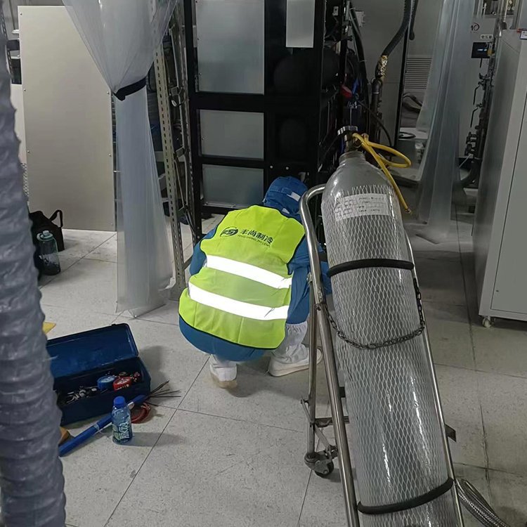 Обслуживание вакуумного насоса глубокохолодильной машины Polycold, заправка хладагентом для оборудования с ультрам низкой температурой