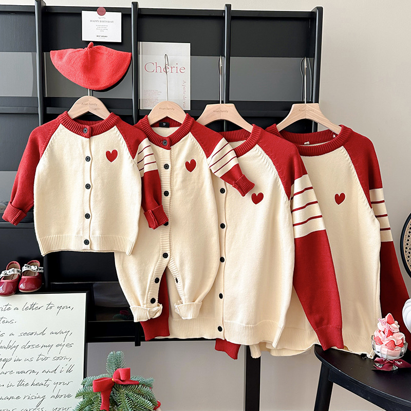 Семейные наряды, новая коллекция осень 2026, кардиган с цветными блоками и полосками для семьи из трех человек, свитер для семейных фото