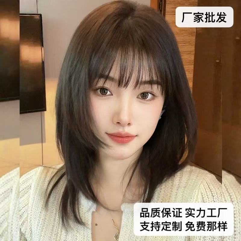 Оптовая продажа 2025 новый длинный волос сетевой парик с челкой до плеч для уменьшения возраста полный набор для круглого лица