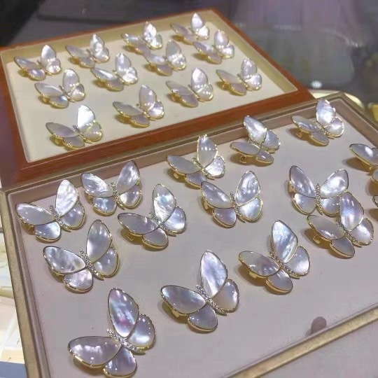 Natural white shell butterfly brooch women's simple temperament pin accessories fashion trend fashion sweet corsage high sense