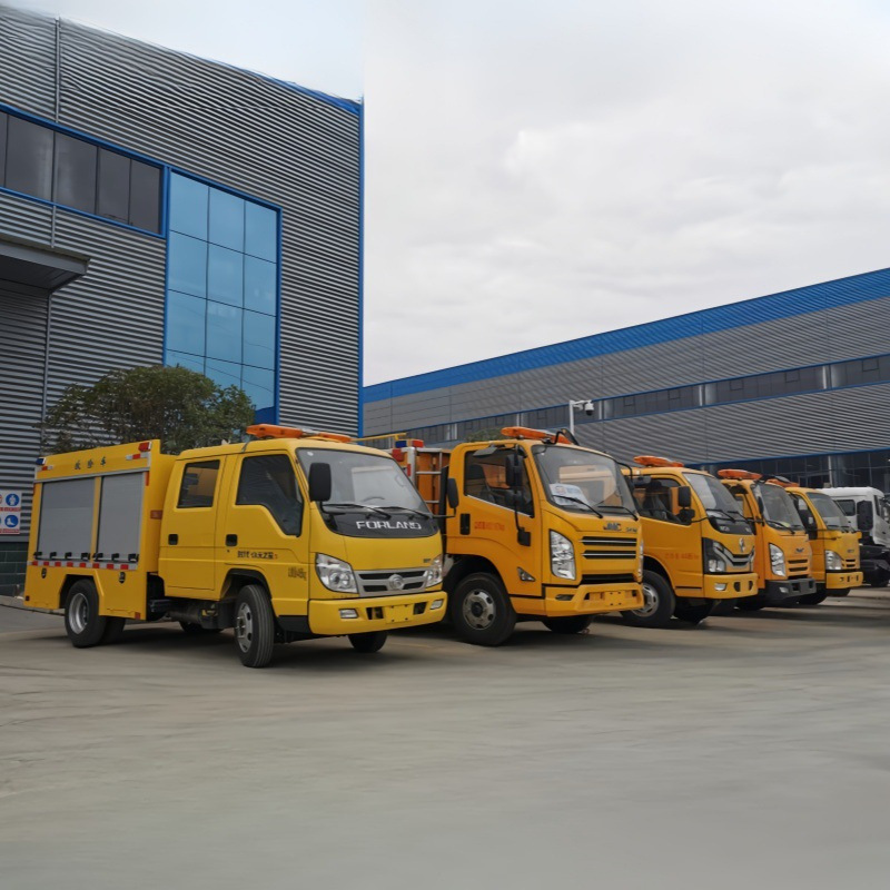 Электромобиль с передним креплением и синей номерной табличкой, автомобиль экстренного реагирования, автомобиль экстренной поддержки, автомобиль для ремонта при отключении электроэнергии, мобильный источник питания