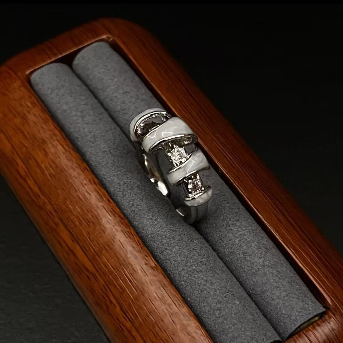 Vintage Light Luxury High-Value Curved Open Ring with Unique Niche Design, Simple Classic Minimalist Geometric Ring