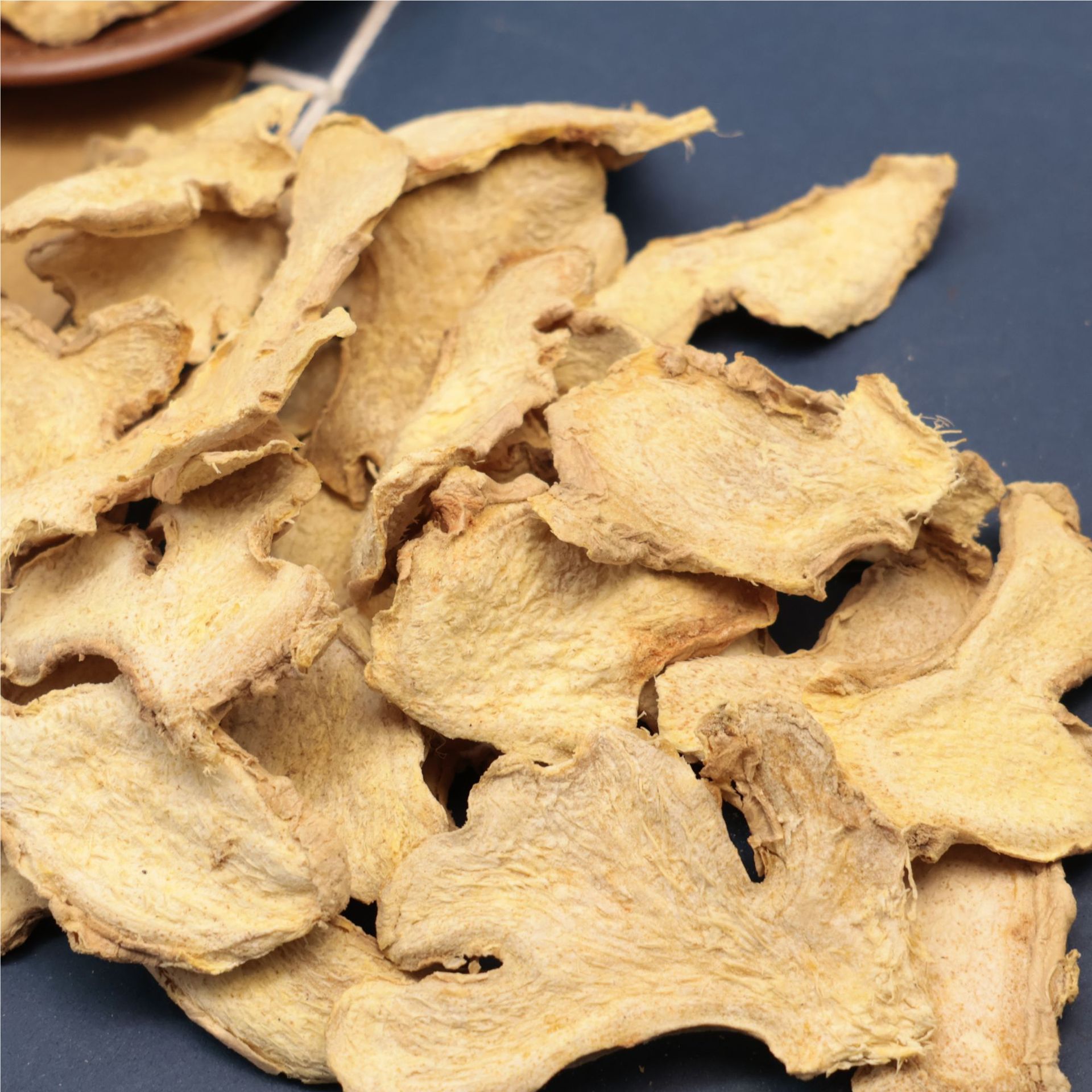 Factory Wholesale Small Turmeric Slices, New Goods, Bulk Dry Ginger Slices with Red Dates and Wolfberry Soaked in Water for Soup, Dehydrated Ginger Slices