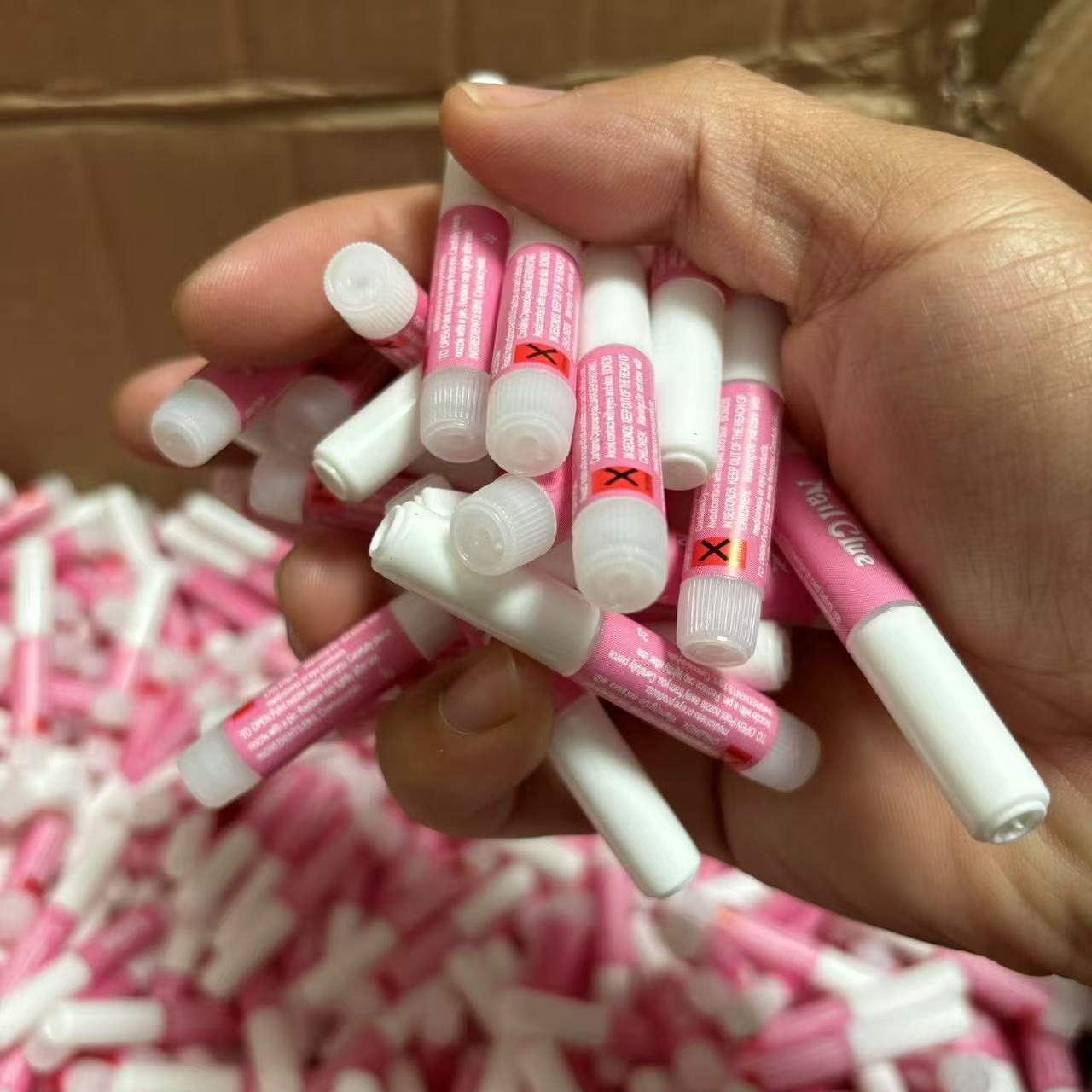 Yiwu manufacturers in stock 2g red tube glue wear nail glue quick-drying nail glue drill glue fake nail glue