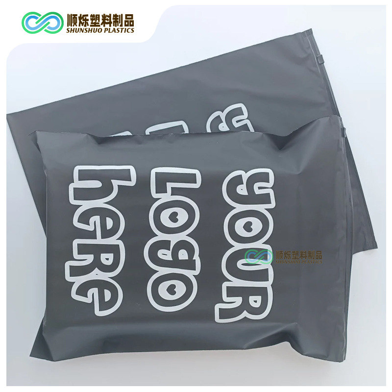 Вертикальный двухсторонний черный и серый высококачественный матовый пакет с золотым логотипом