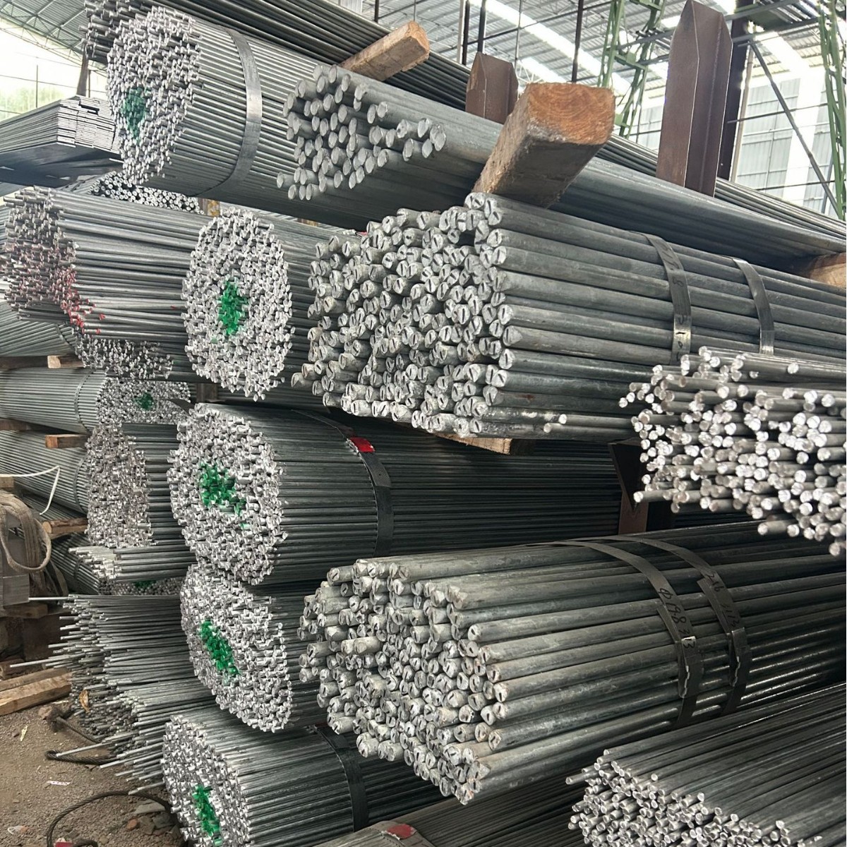 Guangxi Hot-Dip Galvanized Round Steel Bars for Construction Sites, Galvanized Round Steel Bars for Power Engineering, Wholesale and Processing in Stock