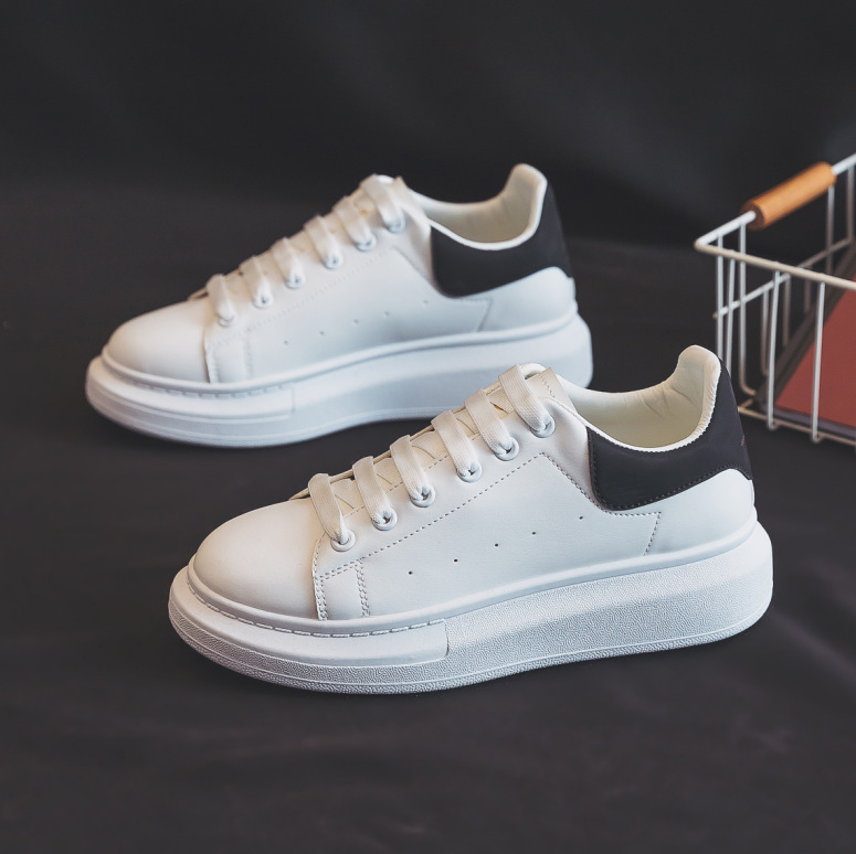 2025 Новые кроссовки McQueen белые для мужчин и женщин, стильные спортивные обувь для студентов, популярные в интернете, обувь с высоким подъемом