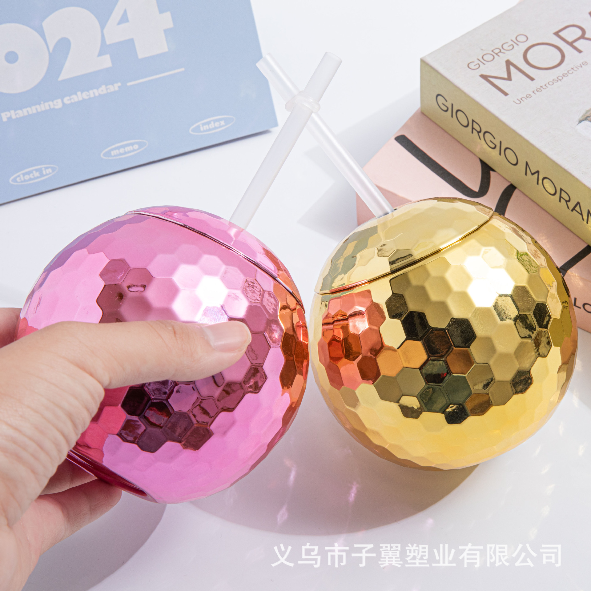 Creative simple DISCO ball drinking cup 600ML factory in stock wholesale portable new plastic cup with lid