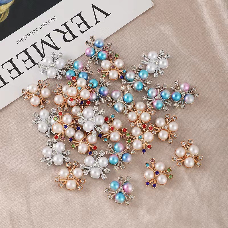 Корейские ручные DIY цветные акценты три жемчужины цветок сердце аксессуары для одежды цветочная пластина пряжка маленькие аксессуары