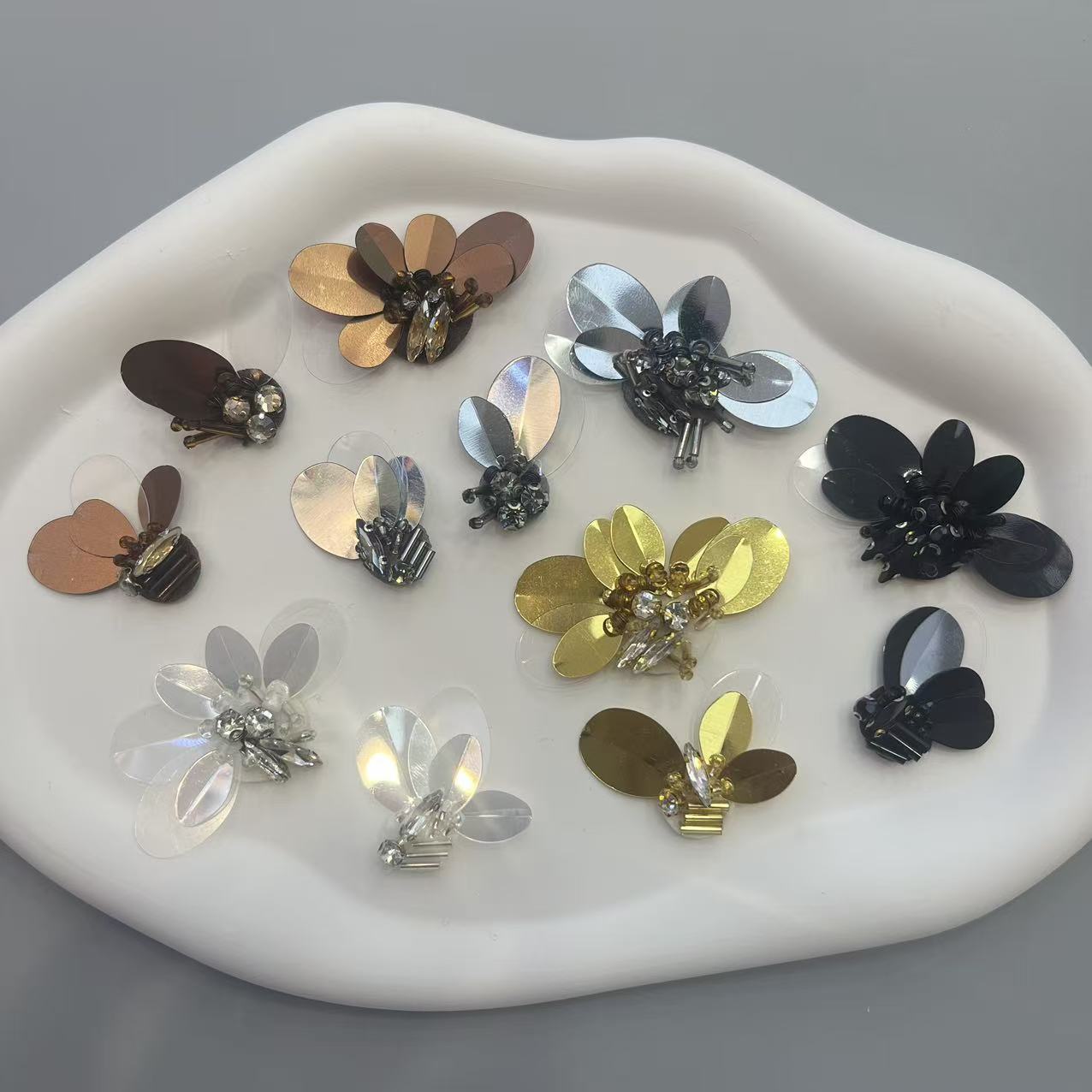 Прямые продажи от производителя, цветочные аксессуары с блестками и стразами для одежды, сумок, обуви, легкие декоративные цветы, маленькие пчелы