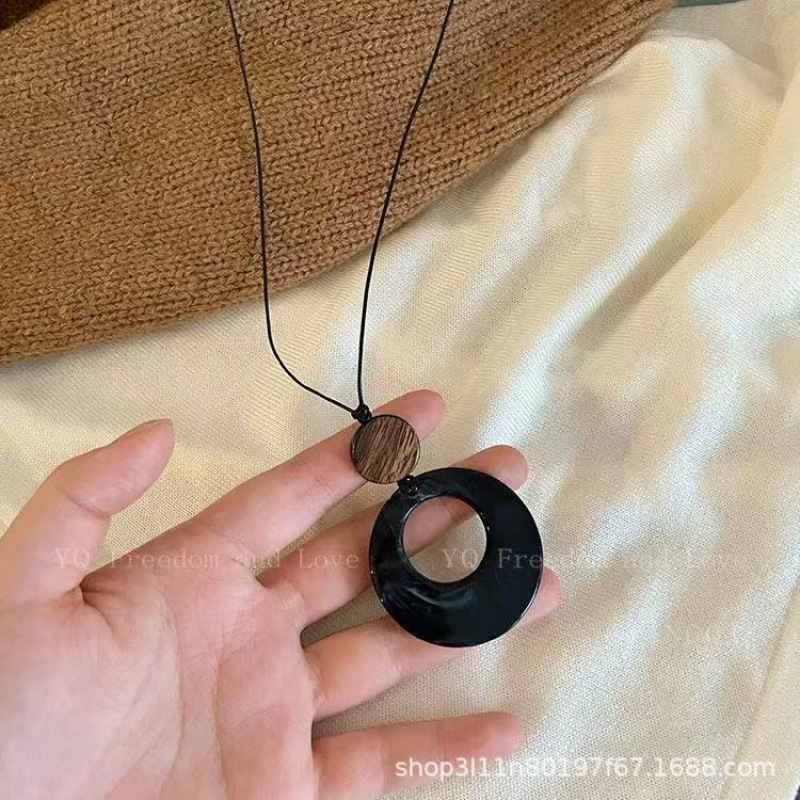 New Chinese Style Hollow Wooden Round Pendant Necklace Women's Ethnic Style Niche Design Sweater Chain Retro Halter Accessories