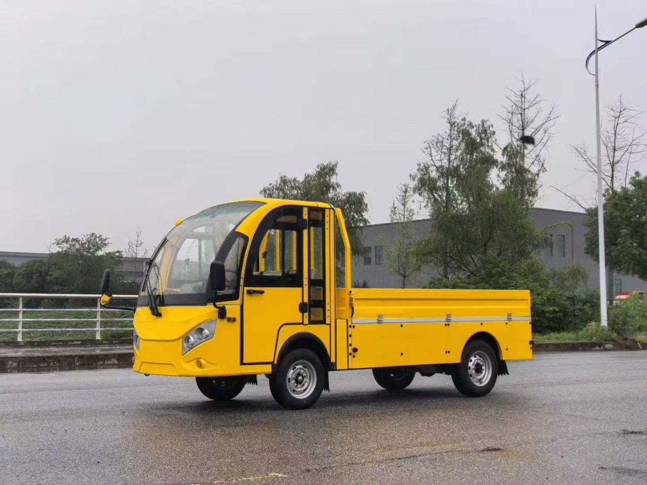 Электрический грузовик для внутренних нужд завода, грузоподъемность 1500 кг, полностью электрический