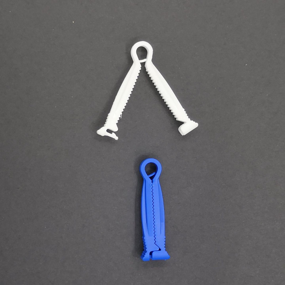 Disposable Sterile Umbilical Cord Clamp (Export Pp Material) Blue and White