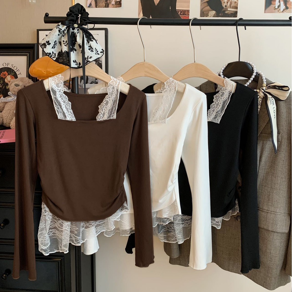 Hot Girl Lace Splicing Suspender Halter Fake Two-Piece Long-Sleeved T-Shirt Women's Waist Slimming Look Beautiful Black Top Fashion