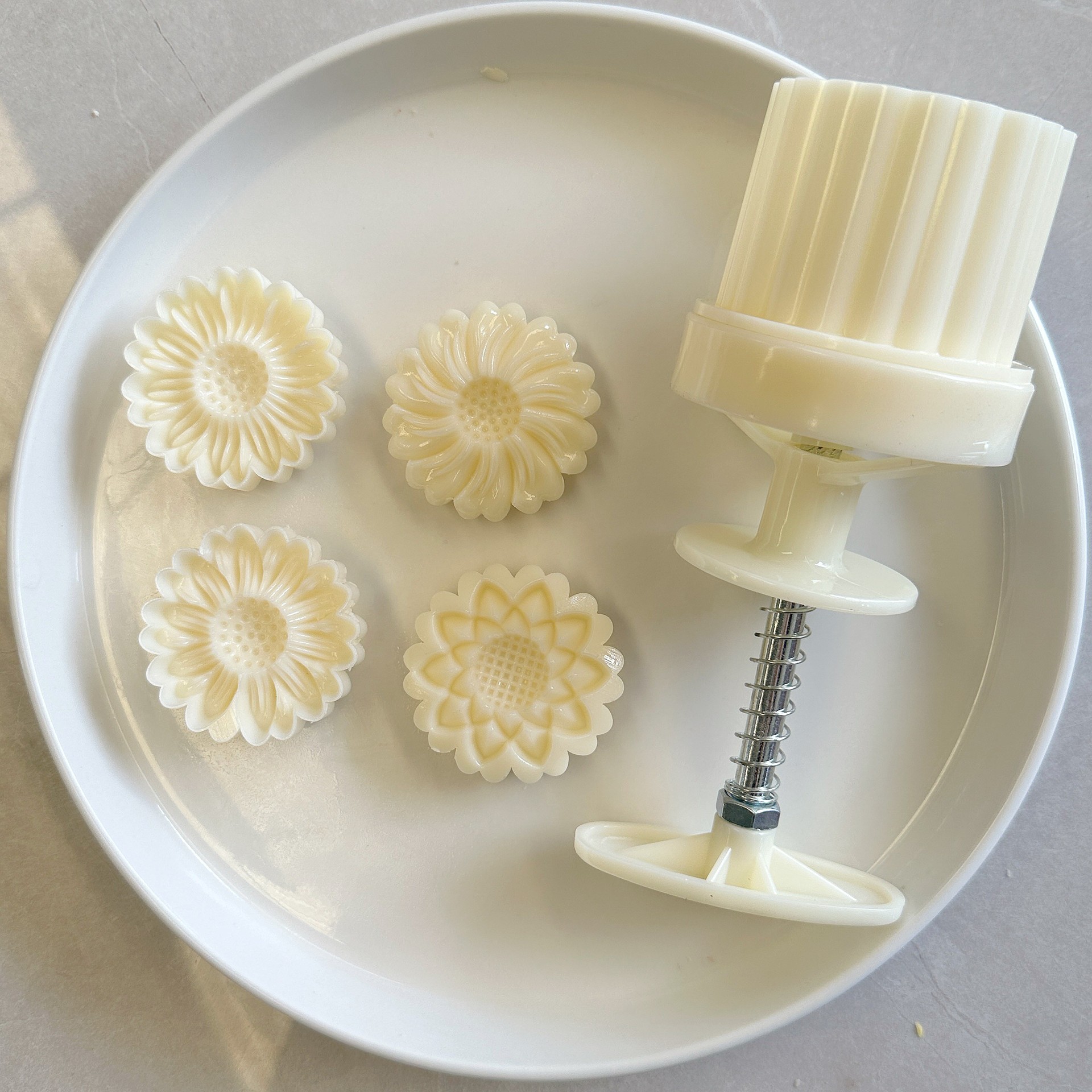 Hongyin Zhenpin 50g Stereo Artificial Small Daisy Peach Mountain Skin Mooncake Mung Bean Cake New Hand-Pressed Mold Set