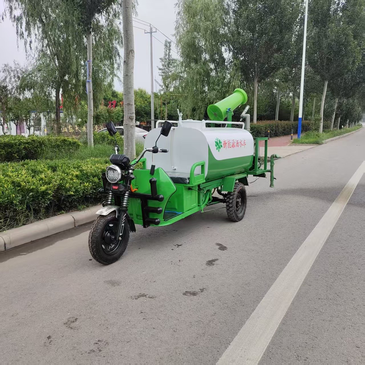 Small Electric Three-Wheel Sprinkler Truck for Construction Site Engineering Three-Wheel Sprinkler Truck for Landscaping Three-Wheel Fog Cannon Sprinkler Truck