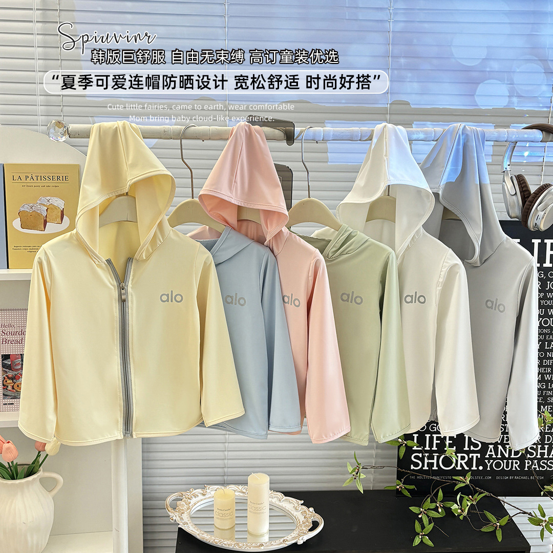 Детская солнцезащитная одежда из льняного шелка 2023 нового стиля для девочек Легкая куртка с мультяшным принтом для мальчиков и девочек