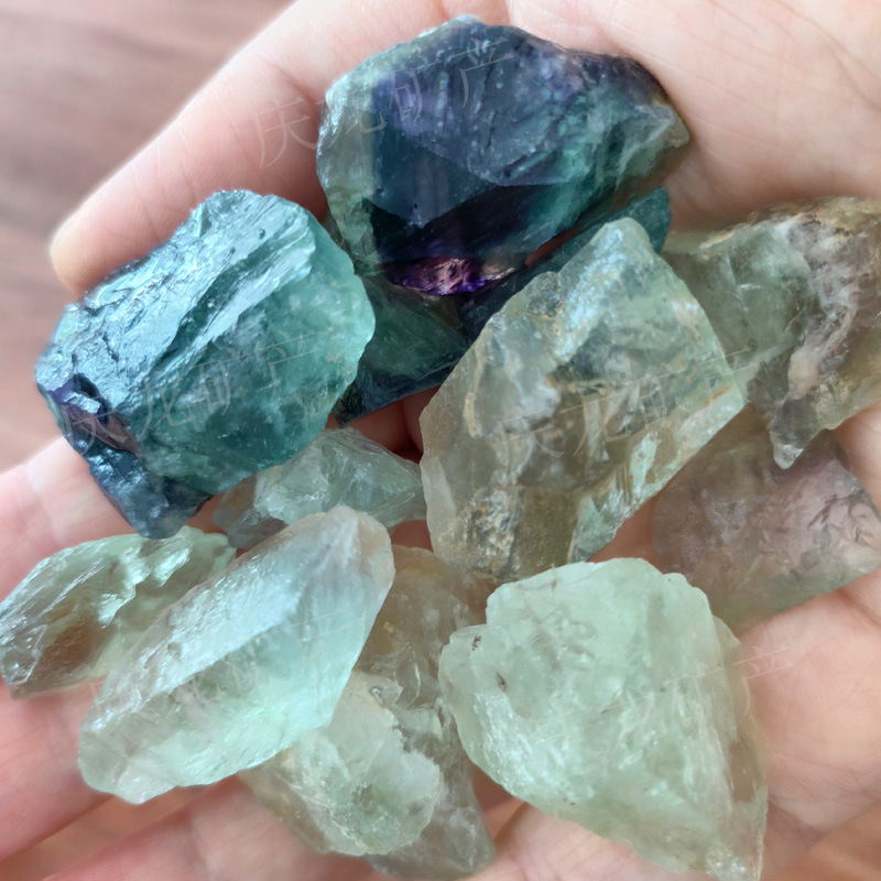 High-Quality Green Fluorite Artificial Chiseling Craft Ornaments, Aromatherapy Diffuser Stones, the Best Choice for Fluorite Raw Stone Particles