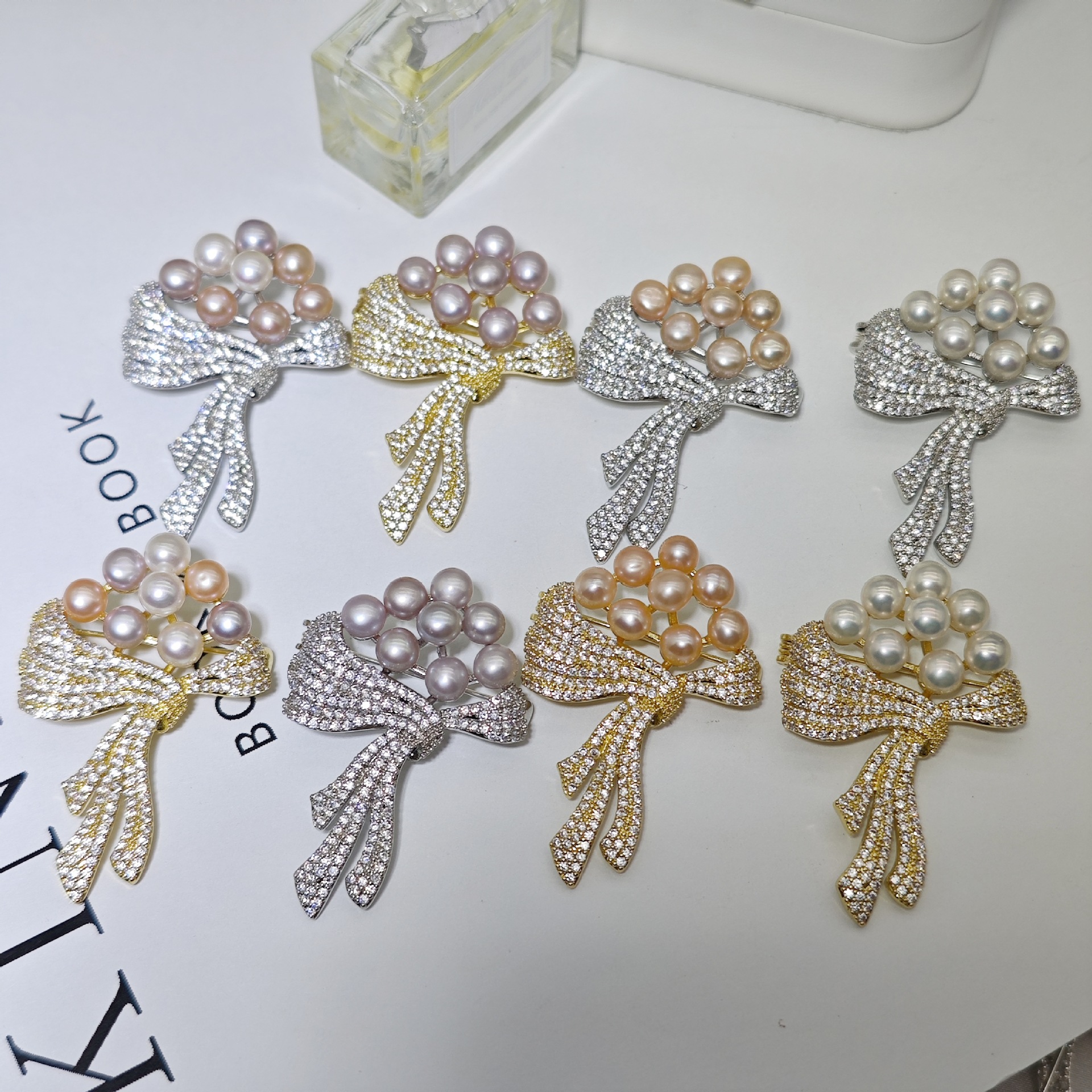 Natural Freshwater Pearl Flower Brooch Women's Retro Elegant Fritillaria Butterfly Corsage Commuter Fashion All-match Clothing and Decoration Batch