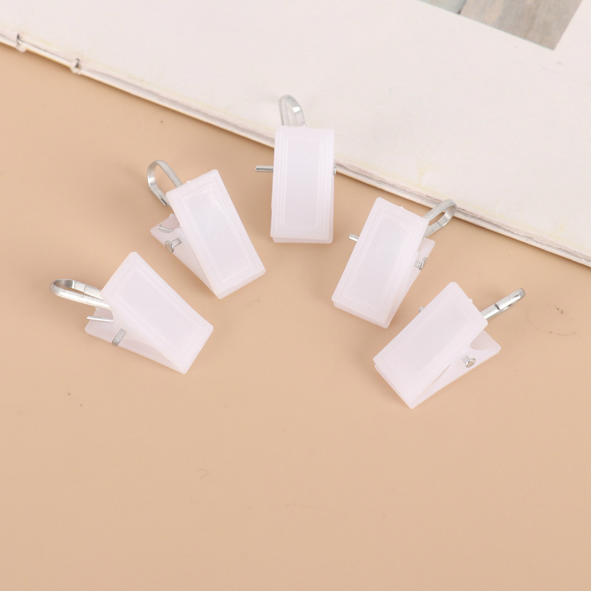 Manufacturer Wholesale Plastic Curtain White Small Clips with Hooks, Adjustable Ring Curtain Clips, Gripper Plastic Small Clips