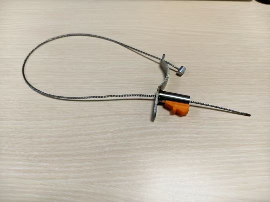 Новый замок для стального троса поддерживает максимальную нагрузку 200 кг, что делает его лучшим выбором для светодиодных экранов под напряжением