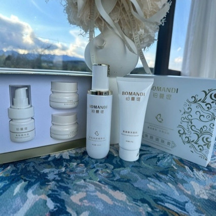 Three-Piece Skin-Toning Set to Brighten Skin Tone and Improve Dullness