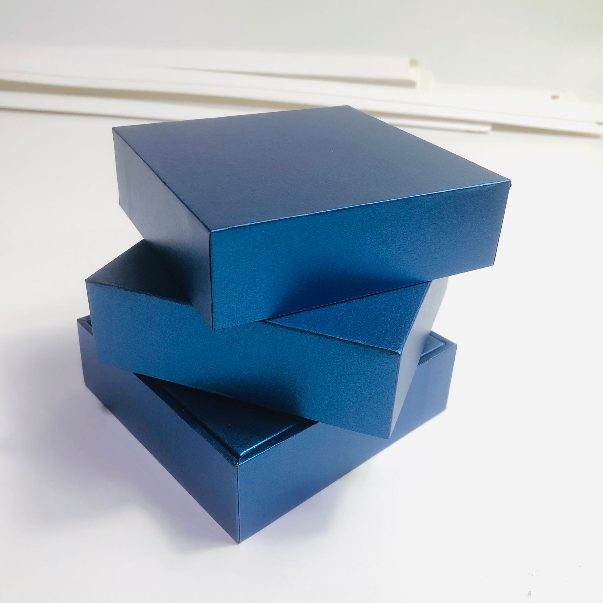 Коробка для подарков из высококачественной бумаги, готовая к использованию, креативная упаковка, простой стиль, упаковка для косметики, доставка из Шэньчжэня и Дунгуана