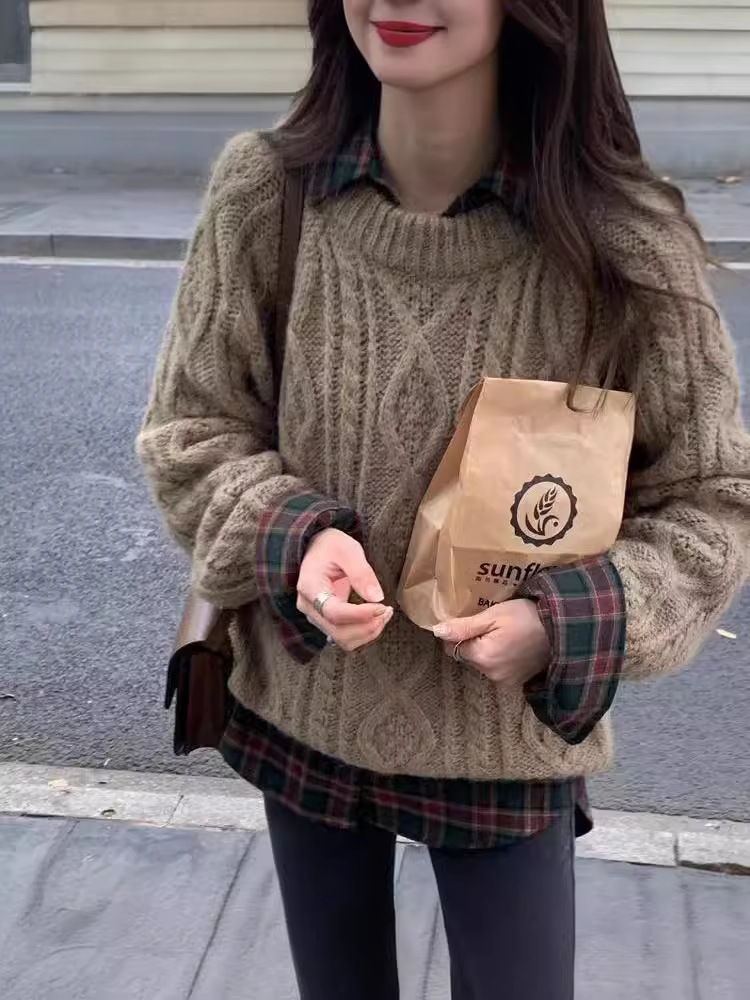 Sweaters Can Be Customized with Provided Images and Samples, Knitted Pullovers with Round Necks, Processed and Produced with Oem, Striped, European and American Style Customization