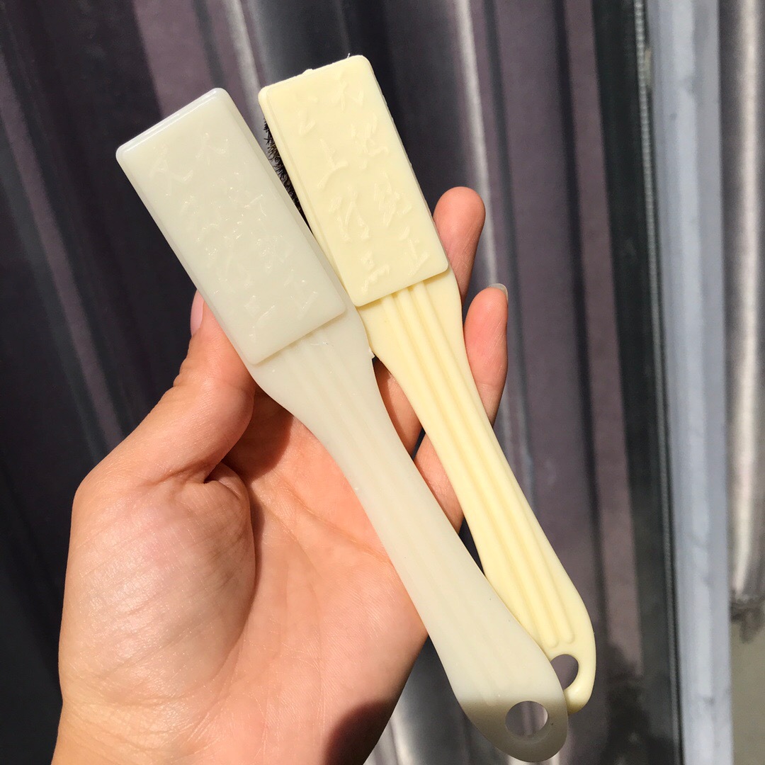 Brush for Cleaning and Maintaining Jade Carvings, Olive Pits, Walnut, Rudraksha Beads, and Bracelets with 6 Rows of White Bristles