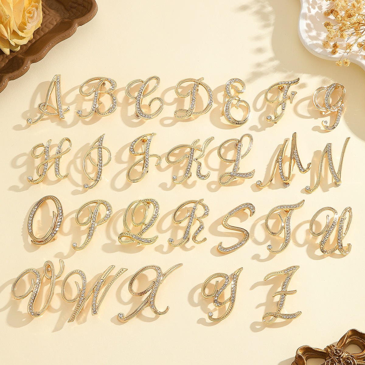 Броши из сплава с ринстонами, 26 букв алфавита, элегантные и изысканные, оптовая продажа