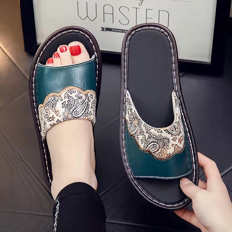 Вышитые тапочки из коровьей кожи в ретро стиле для мужчин и женщин, домашние тапочки на весну и лето, нескользящие мягкие кожаные тапочки