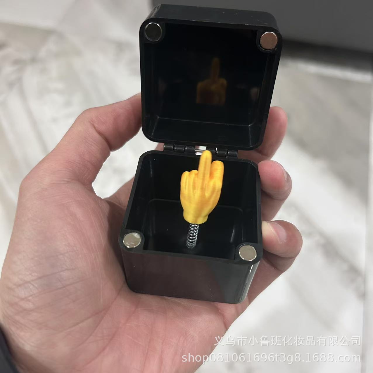 Cross-border Middle Finger Surprise Gift Box spoof middle finger surprise gift box whole person toy