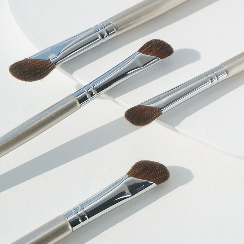 Angled Sickle-Shaped Horsehair Nose Shadow Brush, Contour Brush, Animal Hair Eye Detail Blending Brush, Beginner Makeup Brush for Blending Colors